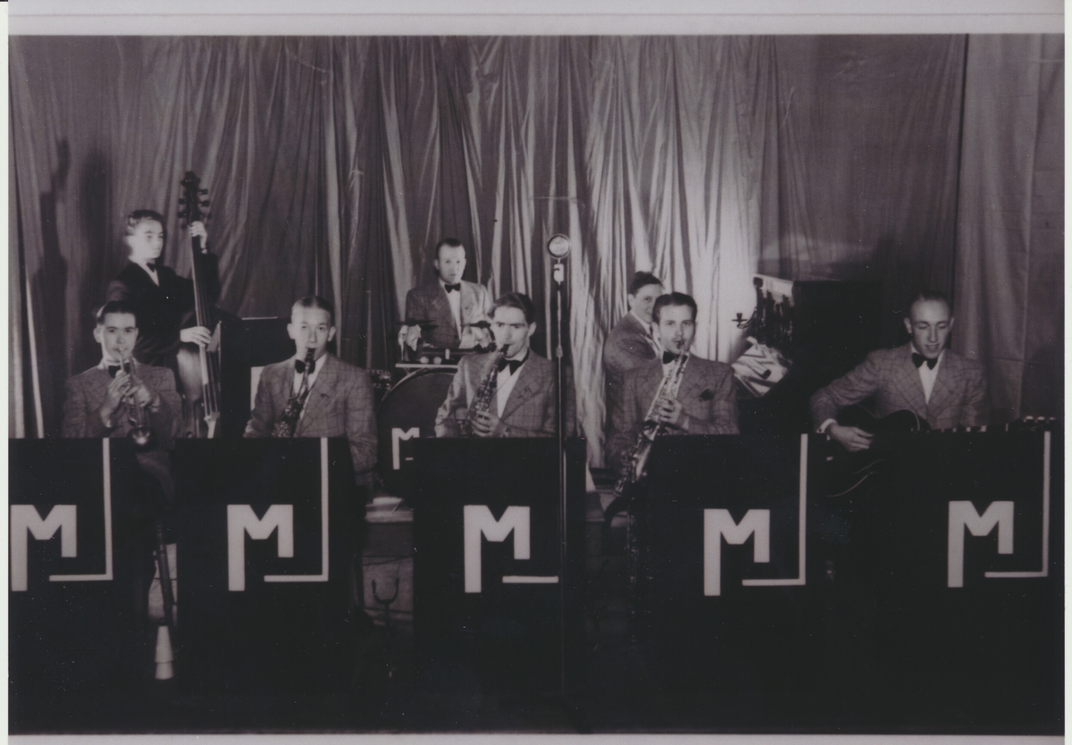 Musik i Nykvarn, gruppen Meteor var ett lokalt dansband som spelade i folkparken i Nykvarn och kringliggande orter. 

Meteor dansorketer 1939 Gunda Karlsson, Sven Gustavsson, Sven Rådström, Birger Lönndahl, Runde Lindell
på väg till spelning i Mölnbo Folkets Park Taxitransport Allan Johansson Nykvarn
Bertil Jardemyr tog bilden