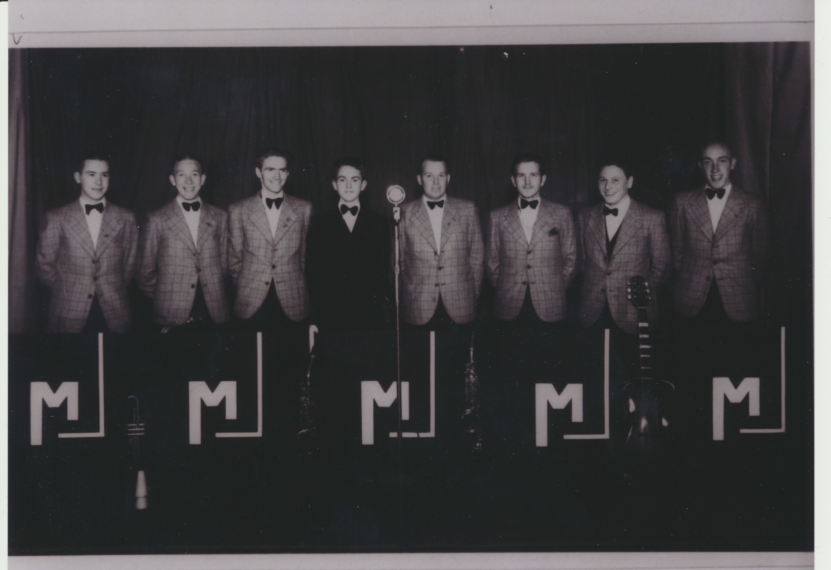 Musik i Nykvarn, gruppen Meteor var ett lokalt dansband som spelade i folkparken i Nykvarn och kringliggande orter. 

Meteor dansorketer 1939 Gunda Karlsson, Sven Gustavsson, Sven Rådström, Birger Lönndahl, Runde Lindell
på väg till spelning i Mölnbo Folkets Park Taxitransport Allan Johansson Nykvarn
Bertil Jardemyr tog bilden