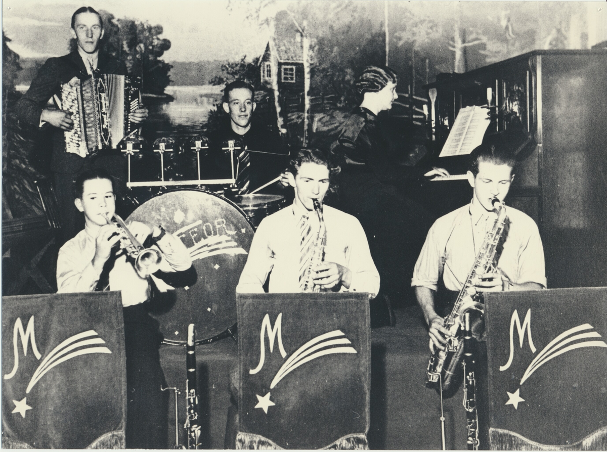 Musik i Nykvarn, gruppen Meteor var ett lokalt dansband som spelade i folkparken i Nykvarn och kringliggande orter. 

Meteor dansorketer 1939 Gunda Karlsson, Sven Gustavsson, Sven Rådström, Birger Lönndahl, Runde Lindell
på väg till spelning i Mölnbo Folkets Park Taxitransport Allan Johansson Nykvarn
Bertil Jardemyr tog bilden