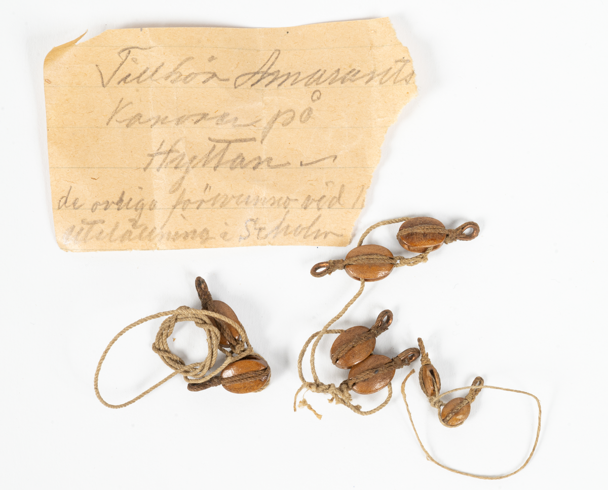 Diverse gods tillhörande modellen Amaranth (O 00004).
A) Kabellarilänga treslagen tross med knutar på jämna mellanrum. I ändarna splitsade och klädda ögon. Ena ögat uppslaget.
B) Store bolinspruta, 2 stycken.  Ena fragmentarisk. Treslagen tross med splitsade ögon och kaus.
C) Dotkopp, rödmålat trä, med stropp, stjärt och bänslat öga.
D) Brokar, 18 stycken, för 12 pund kanonerna Kabelslagna, taglade ändar.