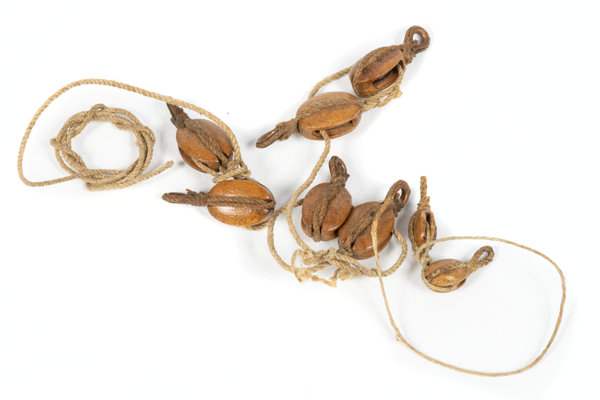 Diverse gods tillhörande modellen Amaranth (O 00004).
A) Kabellarilänga treslagen tross med knutar på jämna mellanrum. I ändarna splitsade och klädda ögon. Ena ögat uppslaget.
B) Store bolinspruta, 2 stycken.  Ena fragmentarisk. Treslagen tross med splitsade ögon och kaus.
C) Dotkopp, rödmålat trä, med stropp, stjärt och bänslat öga.
D) Brokar, 18 stycken, för 12 pund kanonerna Kabelslagna, taglade ändar.