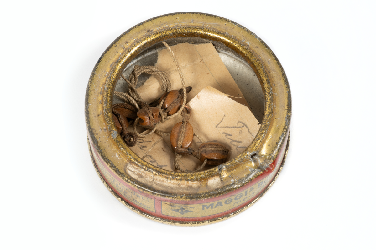 Diverse gods tillhörande modellen Amaranth (O 00004).
A) Kabellarilänga treslagen tross med knutar på jämna mellanrum. I ändarna splitsade och klädda ögon. Ena ögat uppslaget.
B) Store bolinspruta, 2 stycken.  Ena fragmentarisk. Treslagen tross med splitsade ögon och kaus.
C) Dotkopp, rödmålat trä, med stropp, stjärt och bänslat öga.
D) Brokar, 18 stycken, för 12 pund kanonerna Kabelslagna, taglade ändar.