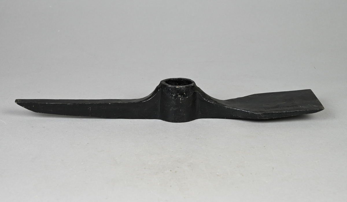 Prov på hacka från Älvkarleö bruk. Märkning på provet med brukets stämpel: "Elfkarleö bruk".