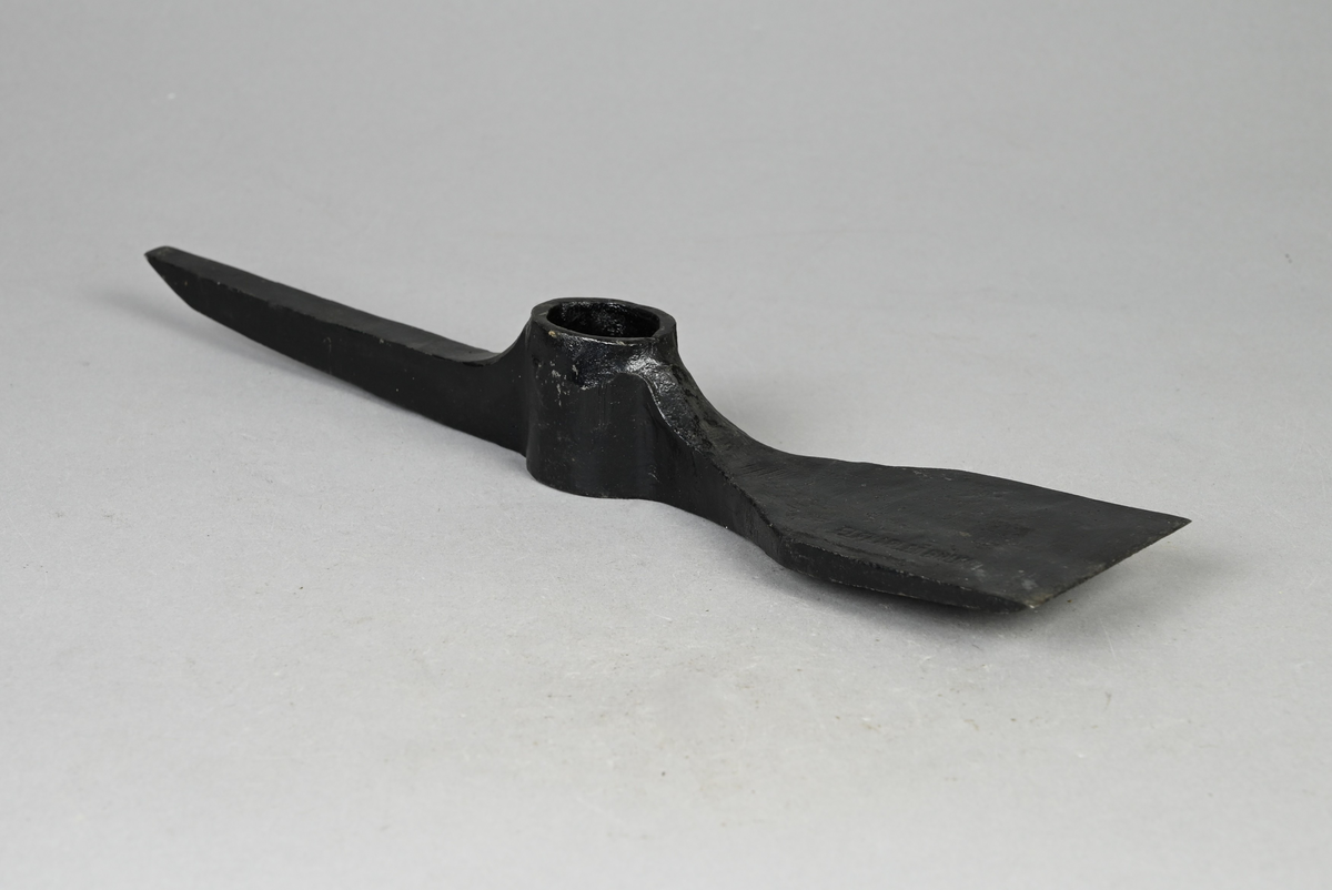 Prov på hacka från Älvkarleö bruk. Märkning på provet med brukets stämpel: "Elfkarleö bruk".