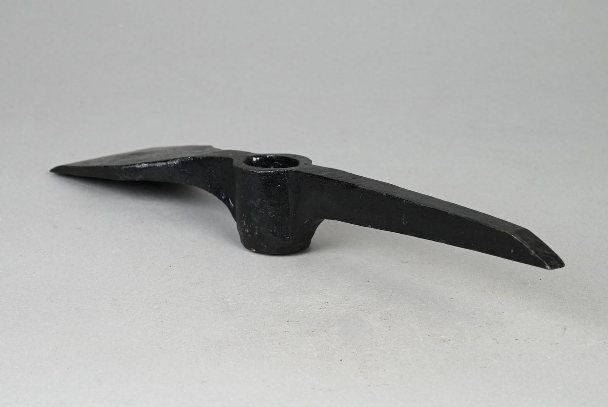 Prov på hacka från Älvkarleö bruk. Märkning på provet med brukets stämpel: "Elfkarleö bruk".