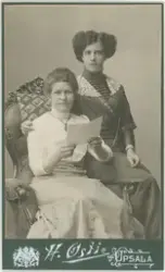 Kabinettsfotografi - Emma Osti med kvinna, Uppsala 1912