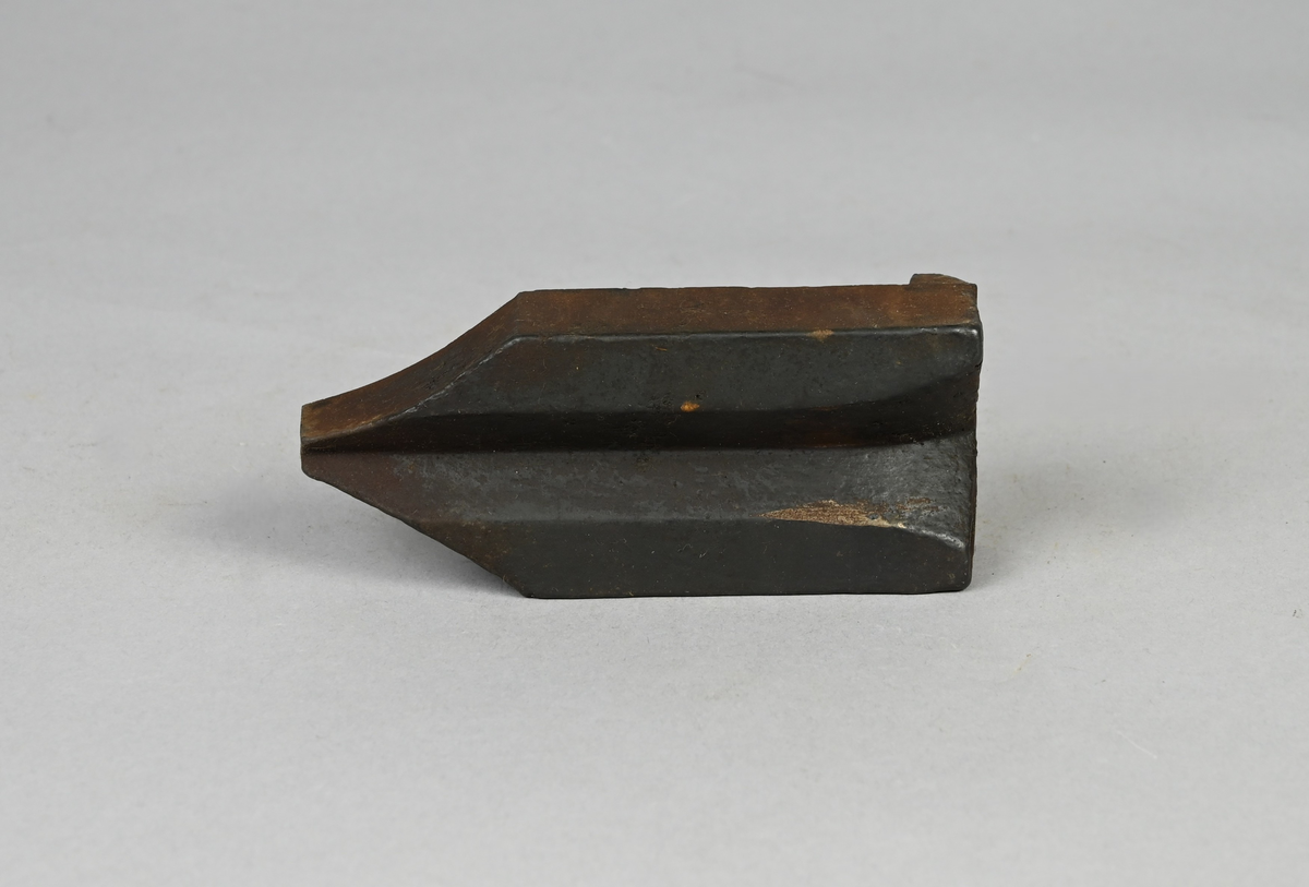 Prov på fyrkantledare för finvalsverk. Tillverkad vid Sandviken. Tillhörande lapp med samma notering.