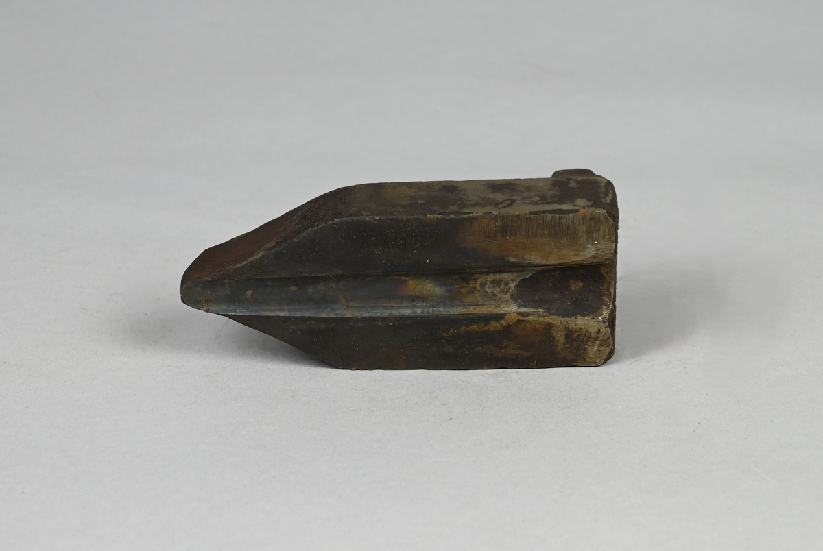 Prov på ovalledare för trådvalsverk. Tillverkad vid Sandviken. Tillhörande lapp med samma notering.