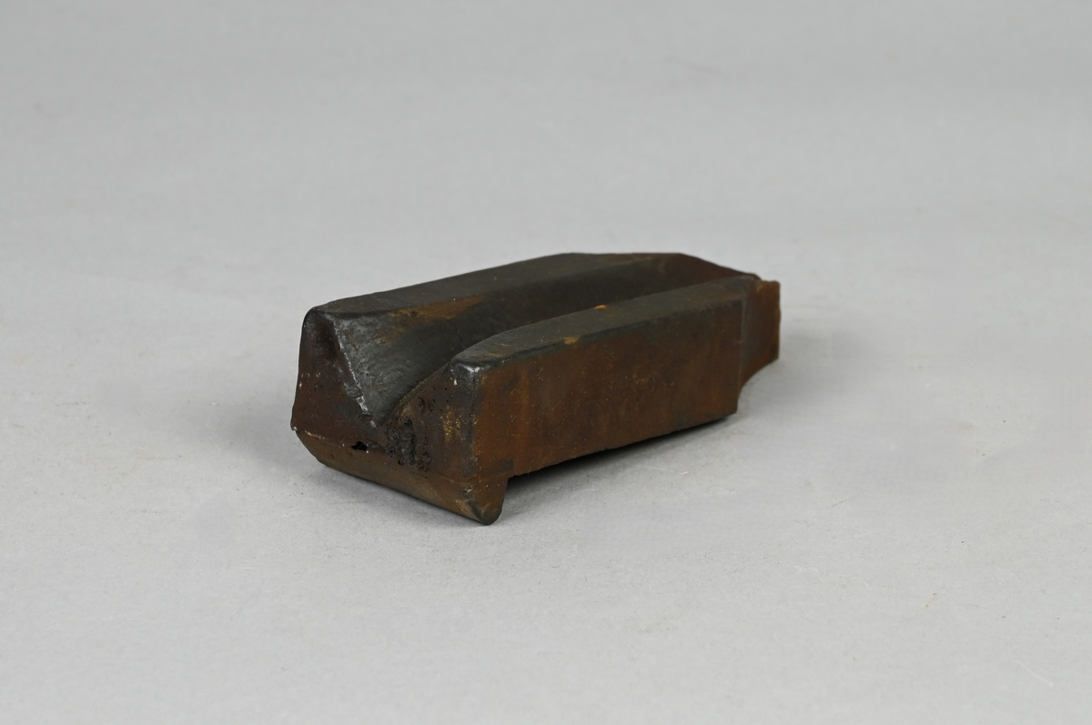 Prov på fyrkantledare för finvalsverk. Tillverkad vid Sandviken. Tillhörande lapp med samma notering.