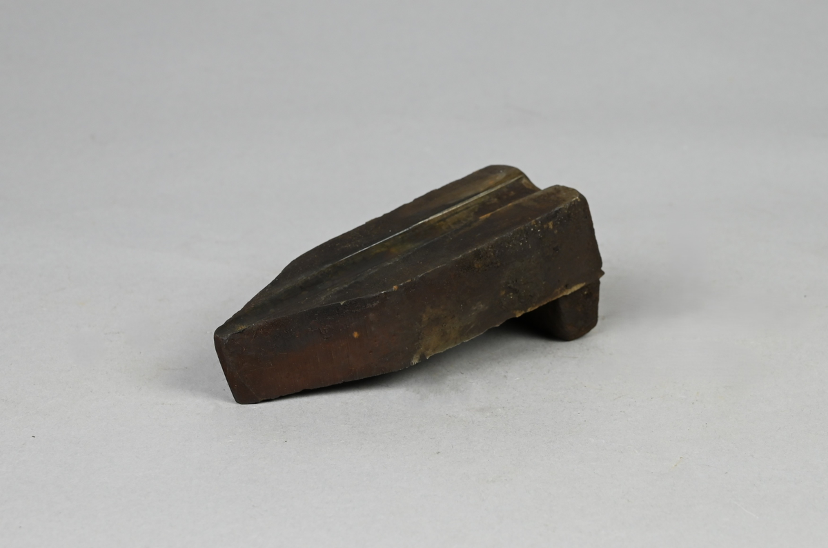 Prov på ovalledare för trådvalsverk. Tillverkad vid Sandviken. Tillhörande lapp med samma notering.