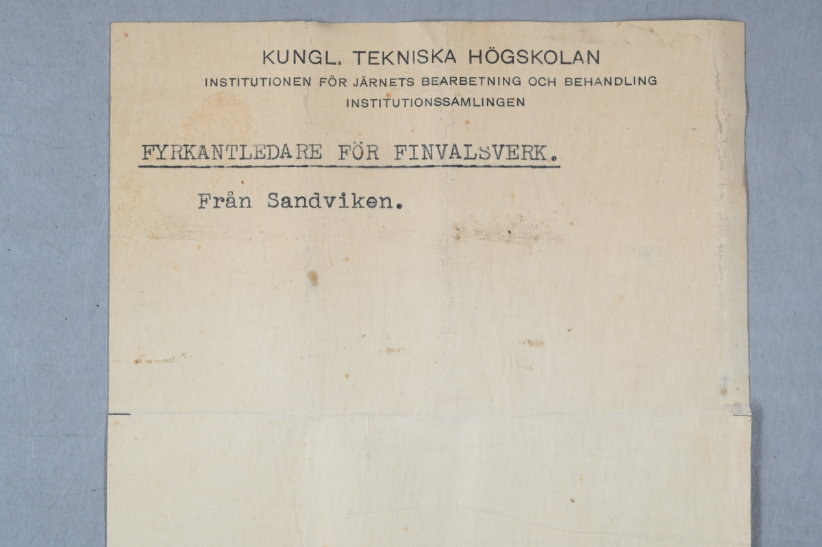 Prov på fyrkantledare för finvalsverk. Tillverkad vid Sandviken. Tillhörande lapp med samma notering.