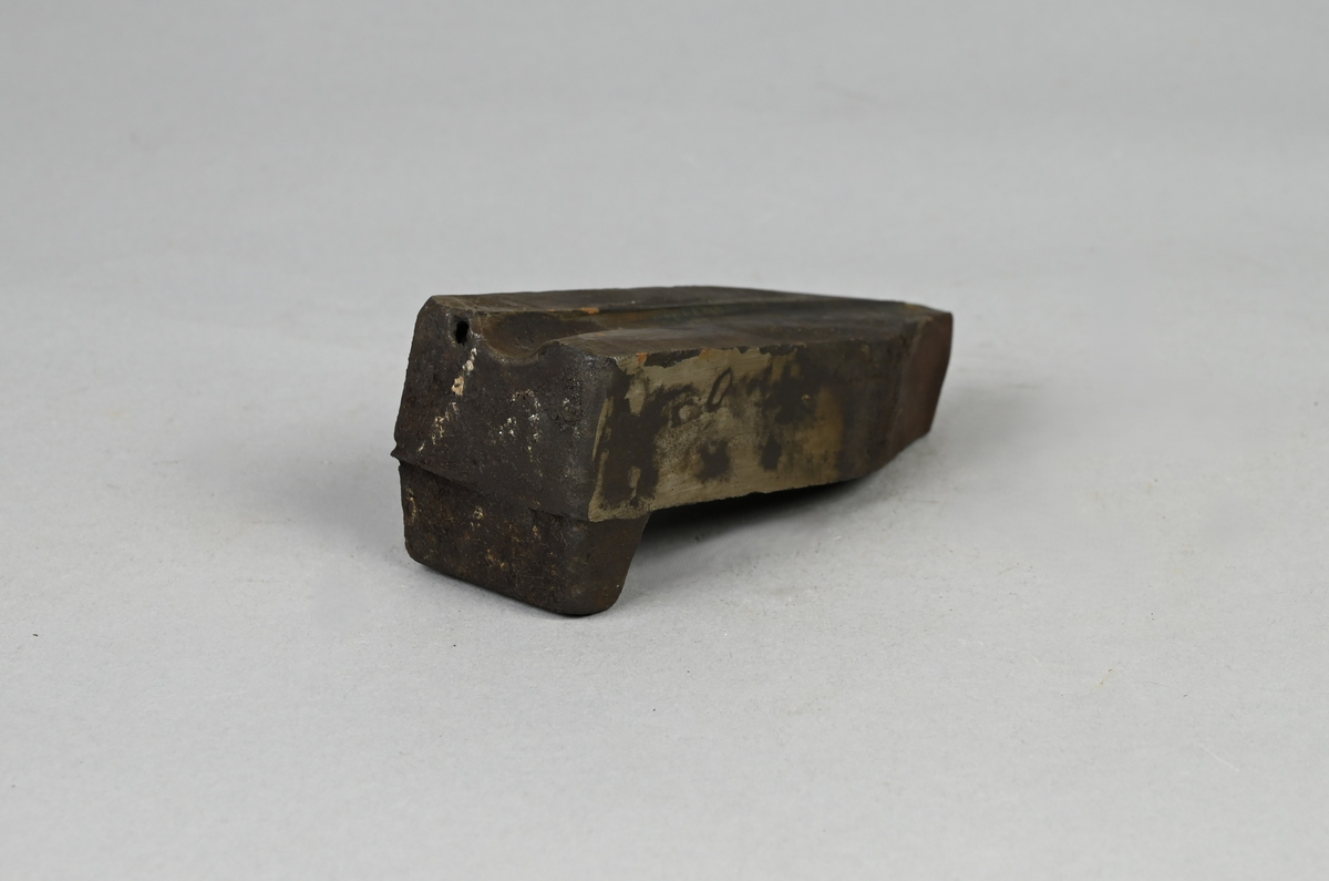 Prov på ovalledare för trådvalsverk. Tillverkad vid Sandviken. Tillhörande lapp med samma notering.