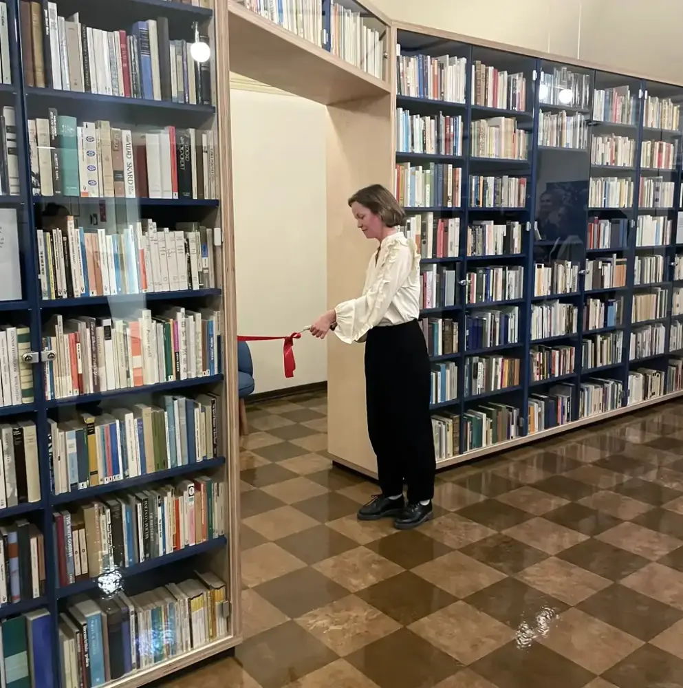 Museumsleiar ved Haugesenteret Jorid Lekve Eide klipp snora som heng mellom to bokreolar og opnar den nye utstillinga om boksamlaren Olav H. Hauge. 
