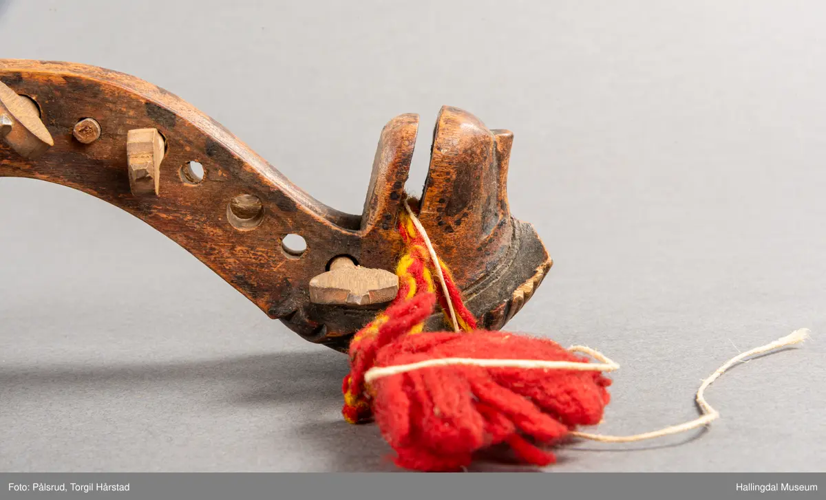 a) fele, b) bue, c) felekasse.  Bjerk, meget defekt resonanskasse.  Oversiden brukket i 3 løse deler.  Et stort stykke mangler.  Resonansbunnen lakkert, har malte profiler.  Har bare tre strenger.  Mangler flere nøkler.  Halsen avsluttes med utskåret løvehode.  Rød og gul ullsnor med dusk bundet fast til løvehodet.  Fingerbrettet har ingen gradering.  
b) Buen en rund pinne av gran.  I den ene enden skåret i L-form.  Feste for buestreng.  Strengen defekt.  I den andre enden er en takket jernbit festet i en snor.   Utsåret bjerkekloss festet i jerntråd.  
c) Gran, skåret.  Selve kassen består av et bredt bord, bøyd til hesteskoform og avsluttet med fire fjær til sinking i hver ende.  Sluttstykke mangler.  Bunnen laget av ett bord.  Festet til veggen med fire jernbeslag utvendig og en lærbit som erstatter et beslag.  Dette pluss ett av de andre beslagene går tvers over veggen og danner hengsler for lokket som er laget av ett bord, svakt hvelvet.   Liten k jernkrampe i lokk-kanten.  Tilsvarende i veggen.  Beslaget  på toppen av "hesteskoen" har en liten jernkrampe med jernring.  Lokk og vegger er overmalt.  Bunnfarge brun.  Veggen akantus i gult, sort , blått og hvitt.  Beslagene blåmalt.  På samme side som jernkrampe bokstaver og tall malt med gult:  KITTIL HARALSSEN 1843.  Veggen har to store hull.  Lokket har blomsterdekor i samme farge som veggene.  Innvendig brunmalt.  Stort stykke spikket bort.  18/8-64. Å Astrup

Fela er nå restaurert og satt i full stand. 5/3-1979, K.K.Nøklebye