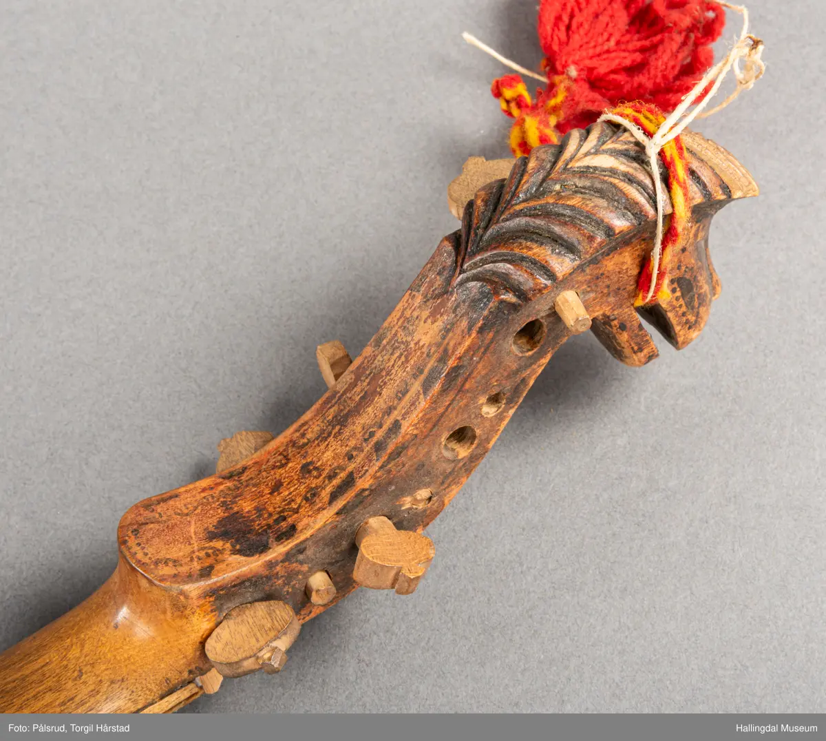 a) fele, b) bue, c) felekasse.  Bjerk, meget defekt resonanskasse.  Oversiden brukket i 3 løse deler.  Et stort stykke mangler.  Resonansbunnen lakkert, har malte profiler.  Har bare tre strenger.  Mangler flere nøkler.  Halsen avsluttes med utskåret løvehode.  Rød og gul ullsnor med dusk bundet fast til løvehodet.  Fingerbrettet har ingen gradering.  
b) Buen en rund pinne av gran.  I den ene enden skåret i L-form.  Feste for buestreng.  Strengen defekt.  I den andre enden er en takket jernbit festet i en snor.   Utsåret bjerkekloss festet i jerntråd.  
c) Gran, skåret.  Selve kassen består av et bredt bord, bøyd til hesteskoform og avsluttet med fire fjær til sinking i hver ende.  Sluttstykke mangler.  Bunnen laget av ett bord.  Festet til veggen med fire jernbeslag utvendig og en lærbit som erstatter et beslag.  Dette pluss ett av de andre beslagene går tvers over veggen og danner hengsler for lokket som er laget av ett bord, svakt hvelvet.   Liten k jernkrampe i lokk-kanten.  Tilsvarende i veggen.  Beslaget  på toppen av "hesteskoen" har en liten jernkrampe med jernring.  Lokk og vegger er overmalt.  Bunnfarge brun.  Veggen akantus i gult, sort , blått og hvitt.  Beslagene blåmalt.  På samme side som jernkrampe bokstaver og tall malt med gult:  KITTIL HARALSSEN 1843.  Veggen har to store hull.  Lokket har blomsterdekor i samme farge som veggene.  Innvendig brunmalt.  Stort stykke spikket bort.  18/8-64. Å Astrup

Fela er nå restaurert og satt i full stand. 5/3-1979, K.K.Nøklebye