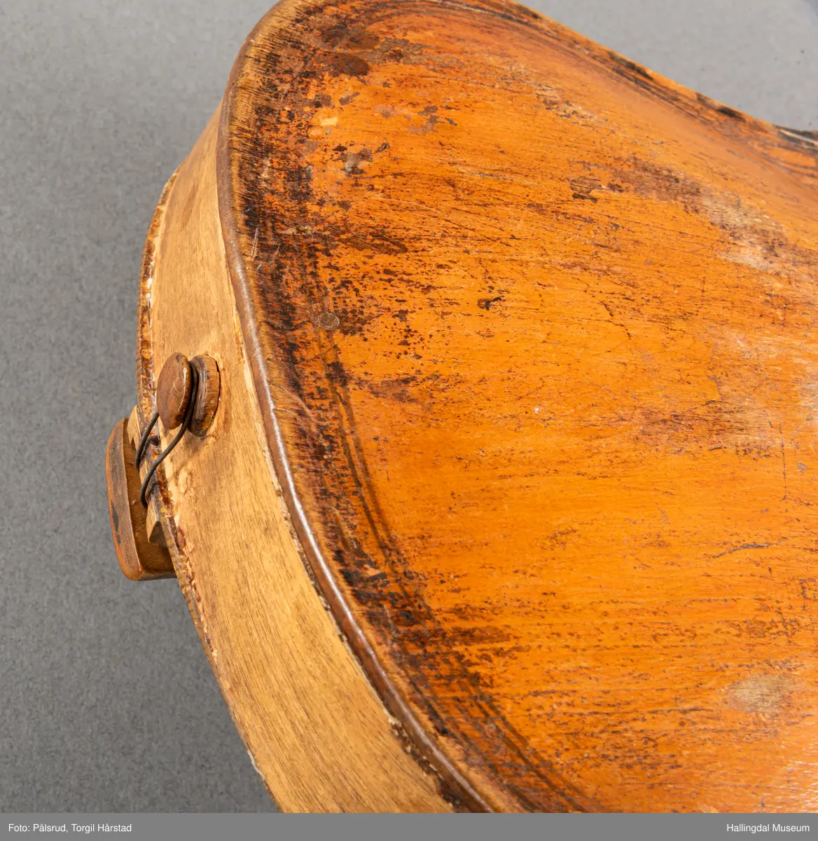 a) fele, b) bue, c) felekasse.  Bjerk, meget defekt resonanskasse.  Oversiden brukket i 3 løse deler.  Et stort stykke mangler.  Resonansbunnen lakkert, har malte profiler.  Har bare tre strenger.  Mangler flere nøkler.  Halsen avsluttes med utskåret løvehode.  Rød og gul ullsnor med dusk bundet fast til løvehodet.  Fingerbrettet har ingen gradering.  
b) Buen en rund pinne av gran.  I den ene enden skåret i L-form.  Feste for buestreng.  Strengen defekt.  I den andre enden er en takket jernbit festet i en snor.   Utsåret bjerkekloss festet i jerntråd.  
c) Gran, skåret.  Selve kassen består av et bredt bord, bøyd til hesteskoform og avsluttet med fire fjær til sinking i hver ende.  Sluttstykke mangler.  Bunnen laget av ett bord.  Festet til veggen med fire jernbeslag utvendig og en lærbit som erstatter et beslag.  Dette pluss ett av de andre beslagene går tvers over veggen og danner hengsler for lokket som er laget av ett bord, svakt hvelvet.   Liten k jernkrampe i lokk-kanten.  Tilsvarende i veggen.  Beslaget  på toppen av "hesteskoen" har en liten jernkrampe med jernring.  Lokk og vegger er overmalt.  Bunnfarge brun.  Veggen akantus i gult, sort , blått og hvitt.  Beslagene blåmalt.  På samme side som jernkrampe bokstaver og tall malt med gult:  KITTIL HARALSSEN 1843.  Veggen har to store hull.  Lokket har blomsterdekor i samme farge som veggene.  Innvendig brunmalt.  Stort stykke spikket bort.  18/8-64. Å Astrup

Fela er nå restaurert og satt i full stand. 5/3-1979, K.K.Nøklebye