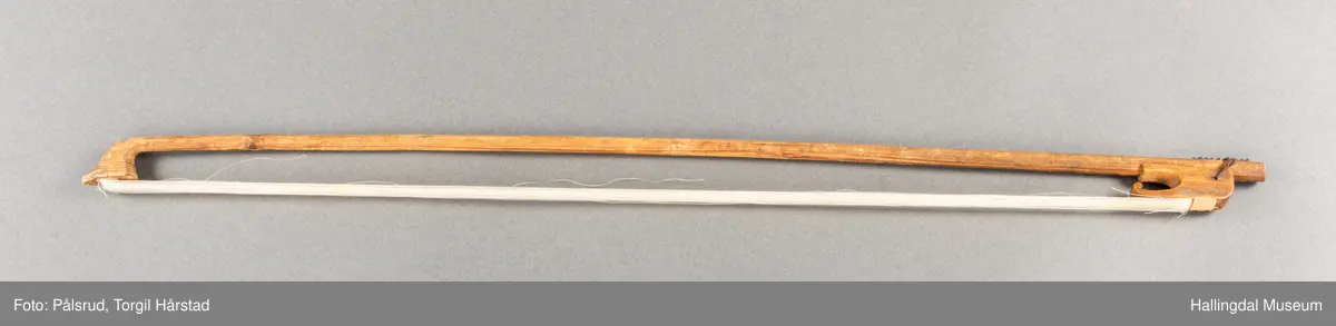 a) fele, b) bue, c) felekasse.  Bjerk, meget defekt resonanskasse.  Oversiden brukket i 3 løse deler.  Et stort stykke mangler.  Resonansbunnen lakkert, har malte profiler.  Har bare tre strenger.  Mangler flere nøkler.  Halsen avsluttes med utskåret løvehode.  Rød og gul ullsnor med dusk bundet fast til løvehodet.  Fingerbrettet har ingen gradering.  
b) Buen en rund pinne av gran.  I den ene enden skåret i L-form.  Feste for buestreng.  Strengen defekt.  I den andre enden er en takket jernbit festet i en snor.   Utsåret bjerkekloss festet i jerntråd.  
c) Gran, skåret.  Selve kassen består av et bredt bord, bøyd til hesteskoform og avsluttet med fire fjær til sinking i hver ende.  Sluttstykke mangler.  Bunnen laget av ett bord.  Festet til veggen med fire jernbeslag utvendig og en lærbit som erstatter et beslag.  Dette pluss ett av de andre beslagene går tvers over veggen og danner hengsler for lokket som er laget av ett bord, svakt hvelvet.   Liten k jernkrampe i lokk-kanten.  Tilsvarende i veggen.  Beslaget  på toppen av "hesteskoen" har en liten jernkrampe med jernring.  Lokk og vegger er overmalt.  Bunnfarge brun.  Veggen akantus i gult, sort , blått og hvitt.  Beslagene blåmalt.  På samme side som jernkrampe bokstaver og tall malt med gult:  KITTIL HARALSSEN 1843.  Veggen har to store hull.  Lokket har blomsterdekor i samme farge som veggene.  Innvendig brunmalt.  Stort stykke spikket bort.  18/8-64. Å Astrup

Fela er nå restaurert og satt i full stand. 5/3-1979, K.K.Nøklebye