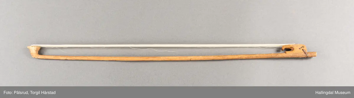 a) fele, b) bue, c) felekasse.  Bjerk, meget defekt resonanskasse.  Oversiden brukket i 3 løse deler.  Et stort stykke mangler.  Resonansbunnen lakkert, har malte profiler.  Har bare tre strenger.  Mangler flere nøkler.  Halsen avsluttes med utskåret løvehode.  Rød og gul ullsnor med dusk bundet fast til løvehodet.  Fingerbrettet har ingen gradering.  
b) Buen en rund pinne av gran.  I den ene enden skåret i L-form.  Feste for buestreng.  Strengen defekt.  I den andre enden er en takket jernbit festet i en snor.   Utsåret bjerkekloss festet i jerntråd.  
c) Gran, skåret.  Selve kassen består av et bredt bord, bøyd til hesteskoform og avsluttet med fire fjær til sinking i hver ende.  Sluttstykke mangler.  Bunnen laget av ett bord.  Festet til veggen med fire jernbeslag utvendig og en lærbit som erstatter et beslag.  Dette pluss ett av de andre beslagene går tvers over veggen og danner hengsler for lokket som er laget av ett bord, svakt hvelvet.   Liten k jernkrampe i lokk-kanten.  Tilsvarende i veggen.  Beslaget  på toppen av "hesteskoen" har en liten jernkrampe med jernring.  Lokk og vegger er overmalt.  Bunnfarge brun.  Veggen akantus i gult, sort , blått og hvitt.  Beslagene blåmalt.  På samme side som jernkrampe bokstaver og tall malt med gult:  KITTIL HARALSSEN 1843.  Veggen har to store hull.  Lokket har blomsterdekor i samme farge som veggene.  Innvendig brunmalt.  Stort stykke spikket bort.  18/8-64. Å Astrup

Fela er nå restaurert og satt i full stand. 5/3-1979, K.K.Nøklebye