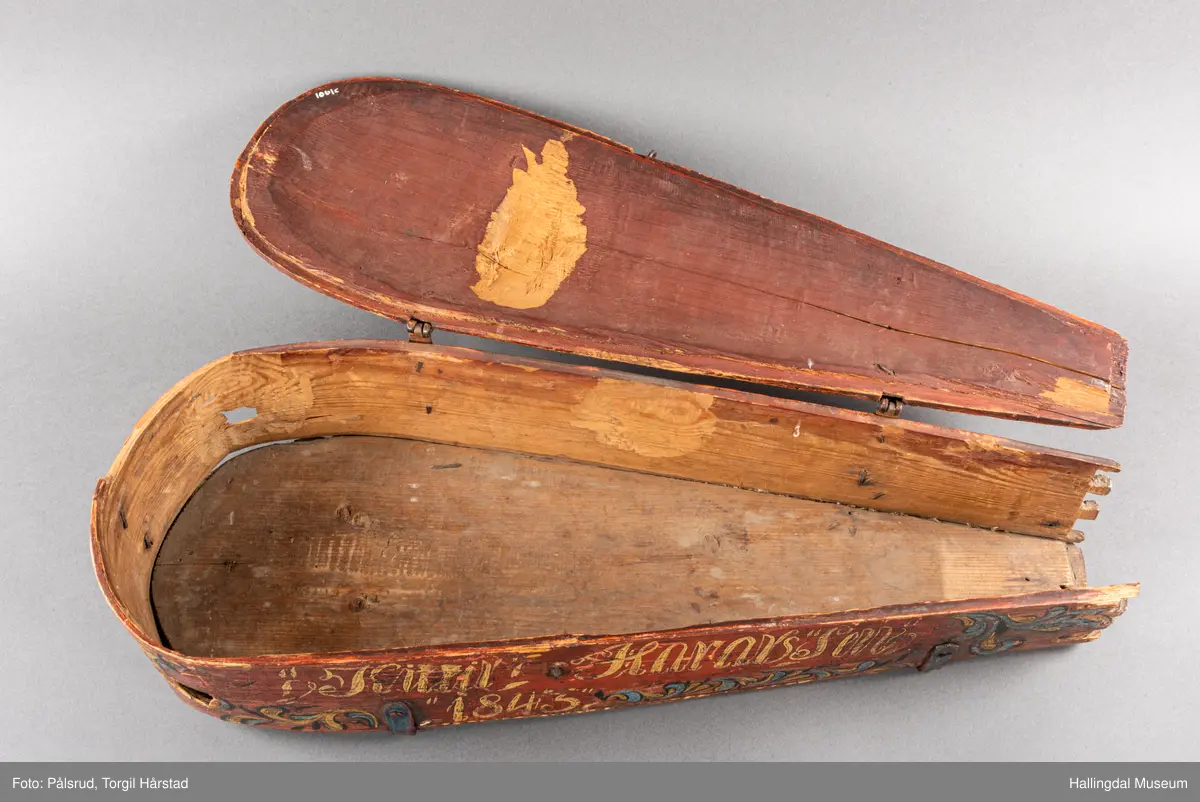 a) fele, b) bue, c) felekasse.  Bjerk, meget defekt resonanskasse.  Oversiden brukket i 3 løse deler.  Et stort stykke mangler.  Resonansbunnen lakkert, har malte profiler.  Har bare tre strenger.  Mangler flere nøkler.  Halsen avsluttes med utskåret løvehode.  Rød og gul ullsnor med dusk bundet fast til løvehodet.  Fingerbrettet har ingen gradering.  
b) Buen en rund pinne av gran.  I den ene enden skåret i L-form.  Feste for buestreng.  Strengen defekt.  I den andre enden er en takket jernbit festet i en snor.   Utsåret bjerkekloss festet i jerntråd.  
c) Gran, skåret.  Selve kassen består av et bredt bord, bøyd til hesteskoform og avsluttet med fire fjær til sinking i hver ende.  Sluttstykke mangler.  Bunnen laget av ett bord.  Festet til veggen med fire jernbeslag utvendig og en lærbit som erstatter et beslag.  Dette pluss ett av de andre beslagene går tvers over veggen og danner hengsler for lokket som er laget av ett bord, svakt hvelvet.   Liten k jernkrampe i lokk-kanten.  Tilsvarende i veggen.  Beslaget  på toppen av "hesteskoen" har en liten jernkrampe med jernring.  Lokk og vegger er overmalt.  Bunnfarge brun.  Veggen akantus i gult, sort , blått og hvitt.  Beslagene blåmalt.  På samme side som jernkrampe bokstaver og tall malt med gult:  KITTIL HARALSSEN 1843.  Veggen har to store hull.  Lokket har blomsterdekor i samme farge som veggene.  Innvendig brunmalt.  Stort stykke spikket bort.  18/8-64. Å Astrup

Fela er nå restaurert og satt i full stand. 5/3-1979, K.K.Nøklebye