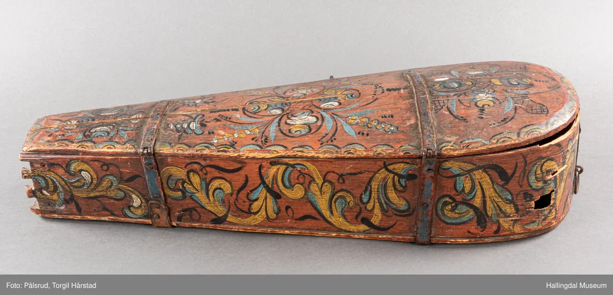 a) fele, b) bue, c) felekasse.  Bjerk, meget defekt resonanskasse.  Oversiden brukket i 3 løse deler.  Et stort stykke mangler.  Resonansbunnen lakkert, har malte profiler.  Har bare tre strenger.  Mangler flere nøkler.  Halsen avsluttes med utskåret løvehode.  Rød og gul ullsnor med dusk bundet fast til løvehodet.  Fingerbrettet har ingen gradering.  
b) Buen en rund pinne av gran.  I den ene enden skåret i L-form.  Feste for buestreng.  Strengen defekt.  I den andre enden er en takket jernbit festet i en snor.   Utsåret bjerkekloss festet i jerntråd.  
c) Gran, skåret.  Selve kassen består av et bredt bord, bøyd til hesteskoform og avsluttet med fire fjær til sinking i hver ende.  Sluttstykke mangler.  Bunnen laget av ett bord.  Festet til veggen med fire jernbeslag utvendig og en lærbit som erstatter et beslag.  Dette pluss ett av de andre beslagene går tvers over veggen og danner hengsler for lokket som er laget av ett bord, svakt hvelvet.   Liten k jernkrampe i lokk-kanten.  Tilsvarende i veggen.  Beslaget  på toppen av "hesteskoen" har en liten jernkrampe med jernring.  Lokk og vegger er overmalt.  Bunnfarge brun.  Veggen akantus i gult, sort , blått og hvitt.  Beslagene blåmalt.  På samme side som jernkrampe bokstaver og tall malt med gult:  KITTIL HARALSSEN 1843.  Veggen har to store hull.  Lokket har blomsterdekor i samme farge som veggene.  Innvendig brunmalt.  Stort stykke spikket bort.  18/8-64. Å Astrup

Fela er nå restaurert og satt i full stand. 5/3-1979, K.K.Nøklebye