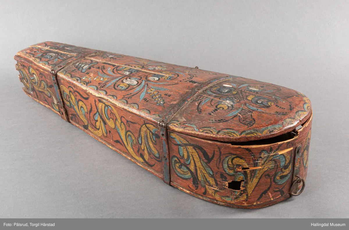 a) fele, b) bue, c) felekasse.  Bjerk, meget defekt resonanskasse.  Oversiden brukket i 3 løse deler.  Et stort stykke mangler.  Resonansbunnen lakkert, har malte profiler.  Har bare tre strenger.  Mangler flere nøkler.  Halsen avsluttes med utskåret løvehode.  Rød og gul ullsnor med dusk bundet fast til løvehodet.  Fingerbrettet har ingen gradering.  
b) Buen en rund pinne av gran.  I den ene enden skåret i L-form.  Feste for buestreng.  Strengen defekt.  I den andre enden er en takket jernbit festet i en snor.   Utsåret bjerkekloss festet i jerntråd.  
c) Gran, skåret.  Selve kassen består av et bredt bord, bøyd til hesteskoform og avsluttet med fire fjær til sinking i hver ende.  Sluttstykke mangler.  Bunnen laget av ett bord.  Festet til veggen med fire jernbeslag utvendig og en lærbit som erstatter et beslag.  Dette pluss ett av de andre beslagene går tvers over veggen og danner hengsler for lokket som er laget av ett bord, svakt hvelvet.   Liten k jernkrampe i lokk-kanten.  Tilsvarende i veggen.  Beslaget  på toppen av "hesteskoen" har en liten jernkrampe med jernring.  Lokk og vegger er overmalt.  Bunnfarge brun.  Veggen akantus i gult, sort , blått og hvitt.  Beslagene blåmalt.  På samme side som jernkrampe bokstaver og tall malt med gult:  KITTIL HARALSSEN 1843.  Veggen har to store hull.  Lokket har blomsterdekor i samme farge som veggene.  Innvendig brunmalt.  Stort stykke spikket bort.  18/8-64. Å Astrup

Fela er nå restaurert og satt i full stand. 5/3-1979, K.K.Nøklebye