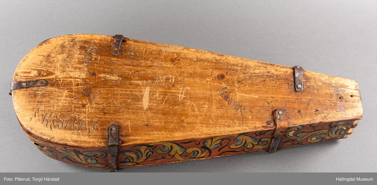 a) fele, b) bue, c) felekasse.  Bjerk, meget defekt resonanskasse.  Oversiden brukket i 3 løse deler.  Et stort stykke mangler.  Resonansbunnen lakkert, har malte profiler.  Har bare tre strenger.  Mangler flere nøkler.  Halsen avsluttes med utskåret løvehode.  Rød og gul ullsnor med dusk bundet fast til løvehodet.  Fingerbrettet har ingen gradering.  
b) Buen en rund pinne av gran.  I den ene enden skåret i L-form.  Feste for buestreng.  Strengen defekt.  I den andre enden er en takket jernbit festet i en snor.   Utsåret bjerkekloss festet i jerntråd.  
c) Gran, skåret.  Selve kassen består av et bredt bord, bøyd til hesteskoform og avsluttet med fire fjær til sinking i hver ende.  Sluttstykke mangler.  Bunnen laget av ett bord.  Festet til veggen med fire jernbeslag utvendig og en lærbit som erstatter et beslag.  Dette pluss ett av de andre beslagene går tvers over veggen og danner hengsler for lokket som er laget av ett bord, svakt hvelvet.   Liten k jernkrampe i lokk-kanten.  Tilsvarende i veggen.  Beslaget  på toppen av "hesteskoen" har en liten jernkrampe med jernring.  Lokk og vegger er overmalt.  Bunnfarge brun.  Veggen akantus i gult, sort , blått og hvitt.  Beslagene blåmalt.  På samme side som jernkrampe bokstaver og tall malt med gult:  KITTIL HARALSSEN 1843.  Veggen har to store hull.  Lokket har blomsterdekor i samme farge som veggene.  Innvendig brunmalt.  Stort stykke spikket bort.  18/8-64. Å Astrup

Fela er nå restaurert og satt i full stand. 5/3-1979, K.K.Nøklebye