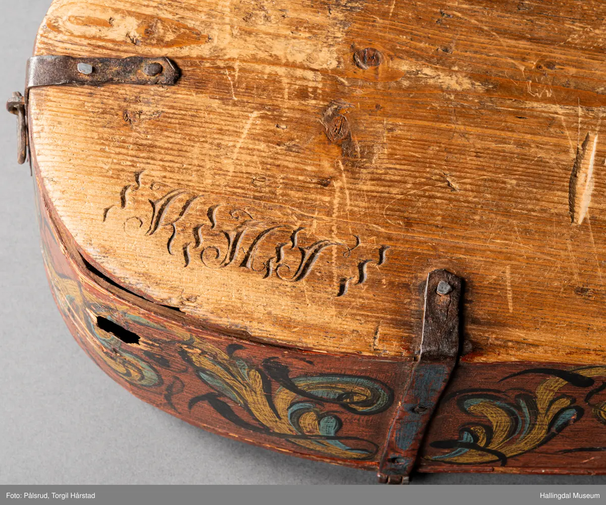 a) fele, b) bue, c) felekasse.  Bjerk, meget defekt resonanskasse.  Oversiden brukket i 3 løse deler.  Et stort stykke mangler.  Resonansbunnen lakkert, har malte profiler.  Har bare tre strenger.  Mangler flere nøkler.  Halsen avsluttes med utskåret løvehode.  Rød og gul ullsnor med dusk bundet fast til løvehodet.  Fingerbrettet har ingen gradering.  
b) Buen en rund pinne av gran.  I den ene enden skåret i L-form.  Feste for buestreng.  Strengen defekt.  I den andre enden er en takket jernbit festet i en snor.   Utsåret bjerkekloss festet i jerntråd.  
c) Gran, skåret.  Selve kassen består av et bredt bord, bøyd til hesteskoform og avsluttet med fire fjær til sinking i hver ende.  Sluttstykke mangler.  Bunnen laget av ett bord.  Festet til veggen med fire jernbeslag utvendig og en lærbit som erstatter et beslag.  Dette pluss ett av de andre beslagene går tvers over veggen og danner hengsler for lokket som er laget av ett bord, svakt hvelvet.   Liten k jernkrampe i lokk-kanten.  Tilsvarende i veggen.  Beslaget  på toppen av "hesteskoen" har en liten jernkrampe med jernring.  Lokk og vegger er overmalt.  Bunnfarge brun.  Veggen akantus i gult, sort , blått og hvitt.  Beslagene blåmalt.  På samme side som jernkrampe bokstaver og tall malt med gult:  KITTIL HARALSSEN 1843.  Veggen har to store hull.  Lokket har blomsterdekor i samme farge som veggene.  Innvendig brunmalt.  Stort stykke spikket bort.  18/8-64. Å Astrup

Fela er nå restaurert og satt i full stand. 5/3-1979, K.K.Nøklebye