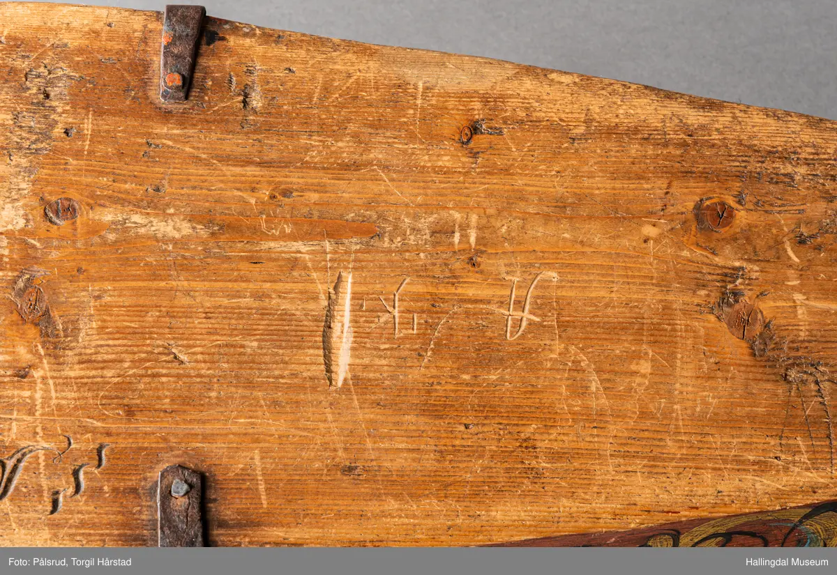 a) fele, b) bue, c) felekasse.  Bjerk, meget defekt resonanskasse.  Oversiden brukket i 3 løse deler.  Et stort stykke mangler.  Resonansbunnen lakkert, har malte profiler.  Har bare tre strenger.  Mangler flere nøkler.  Halsen avsluttes med utskåret løvehode.  Rød og gul ullsnor med dusk bundet fast til løvehodet.  Fingerbrettet har ingen gradering.  
b) Buen en rund pinne av gran.  I den ene enden skåret i L-form.  Feste for buestreng.  Strengen defekt.  I den andre enden er en takket jernbit festet i en snor.   Utsåret bjerkekloss festet i jerntråd.  
c) Gran, skåret.  Selve kassen består av et bredt bord, bøyd til hesteskoform og avsluttet med fire fjær til sinking i hver ende.  Sluttstykke mangler.  Bunnen laget av ett bord.  Festet til veggen med fire jernbeslag utvendig og en lærbit som erstatter et beslag.  Dette pluss ett av de andre beslagene går tvers over veggen og danner hengsler for lokket som er laget av ett bord, svakt hvelvet.   Liten k jernkrampe i lokk-kanten.  Tilsvarende i veggen.  Beslaget  på toppen av "hesteskoen" har en liten jernkrampe med jernring.  Lokk og vegger er overmalt.  Bunnfarge brun.  Veggen akantus i gult, sort , blått og hvitt.  Beslagene blåmalt.  På samme side som jernkrampe bokstaver og tall malt med gult:  KITTIL HARALSSEN 1843.  Veggen har to store hull.  Lokket har blomsterdekor i samme farge som veggene.  Innvendig brunmalt.  Stort stykke spikket bort.  18/8-64. Å Astrup

Fela er nå restaurert og satt i full stand. 5/3-1979, K.K.Nøklebye