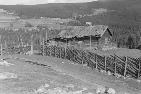 Ringebu. Falleferdig laftet stue bak en skigard.