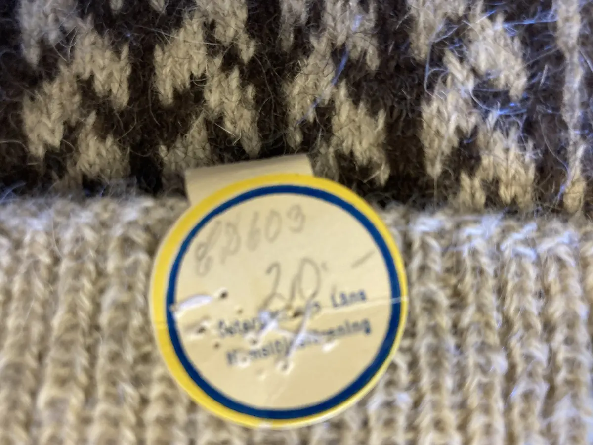 Fingervante stickad med mönster på framsidan. Märkt med etikett: Svensk Slöjd. Östergötlands Läns Hemslöjdsförening.
CD603 20 kr.
