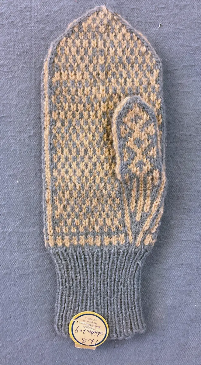 Mönsterstickad barnvante i blått och vitt..