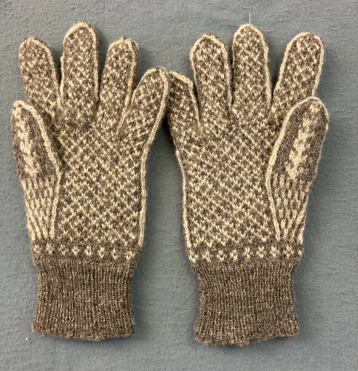 Mönsterstickade figervantar i Bergå stickgarn extra  2-trådigt.
