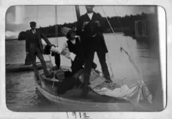 Tre unga män i segelbåt på Hjälmaren, 1912