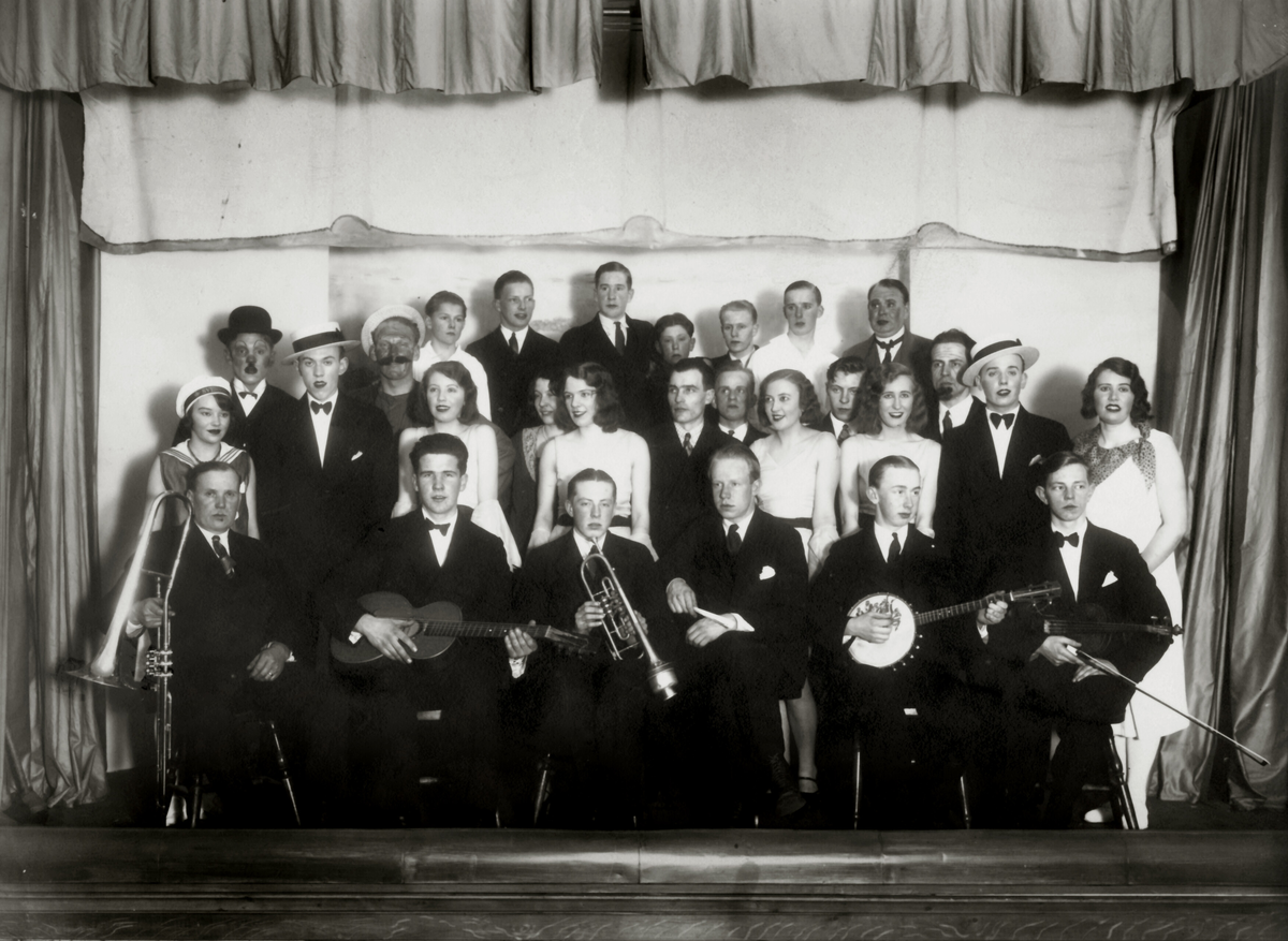 Revygänget och dansbandet Vikingarna i Godtemplarlokalen