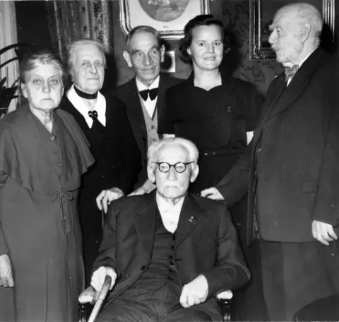 Levi Rickson med gäster på sin 95-årsdag, 1963