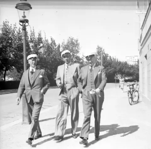 Tre män i studentmössor, 1930-tal