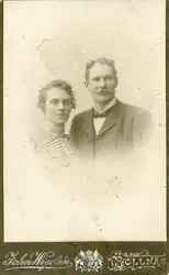 Porträtt av man och kvinna.