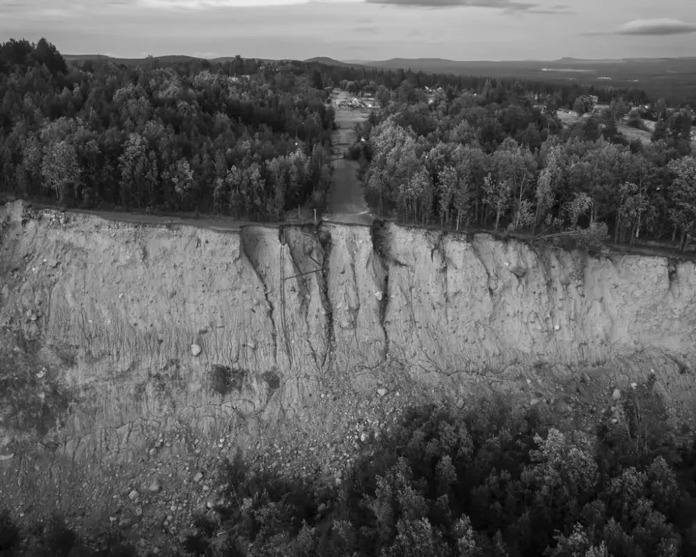 En väg i en skog som tar slut vid ett stup.