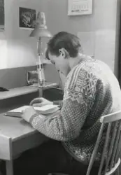 Elev ved skrivepulten på elevheimen "Den røde rubin" eller "