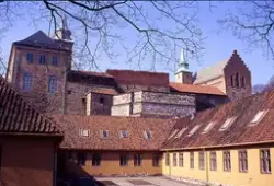 Medföljande text: "Bebyggelse nedanför fästningen".