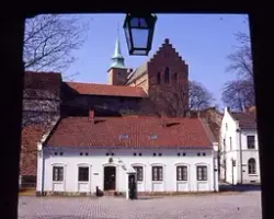 Medföljande text: "Bebyggelse nedanför fästningen".