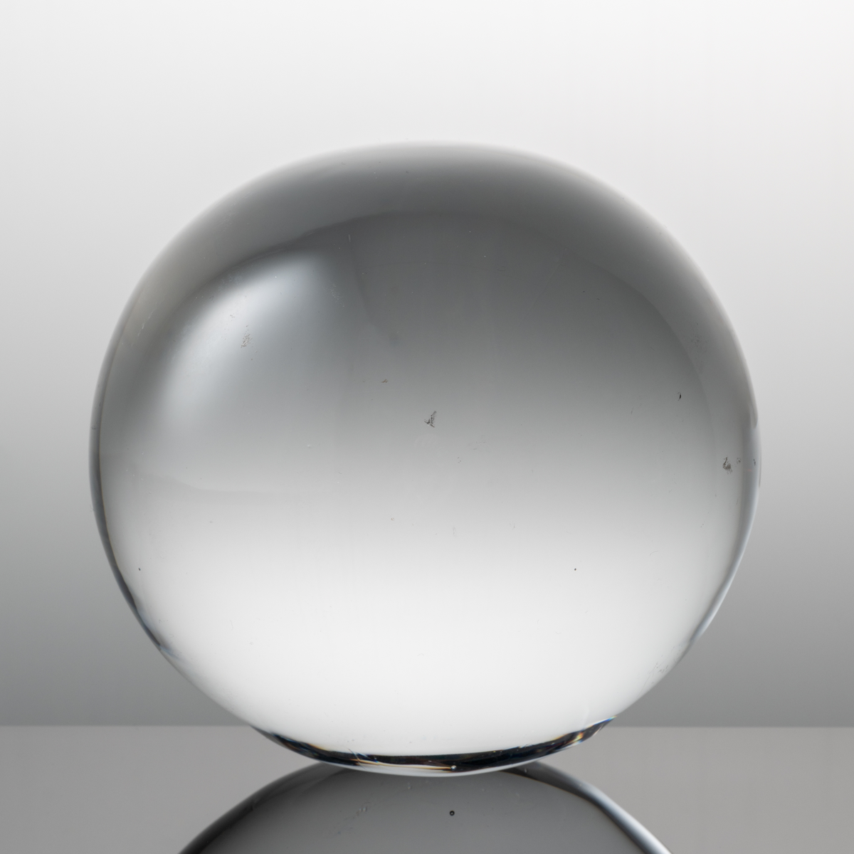 Formgivare: Lars Hellsten. Glaskula i massivt klarglas. En del till större skulptur ex. gjuten ”mussla”.