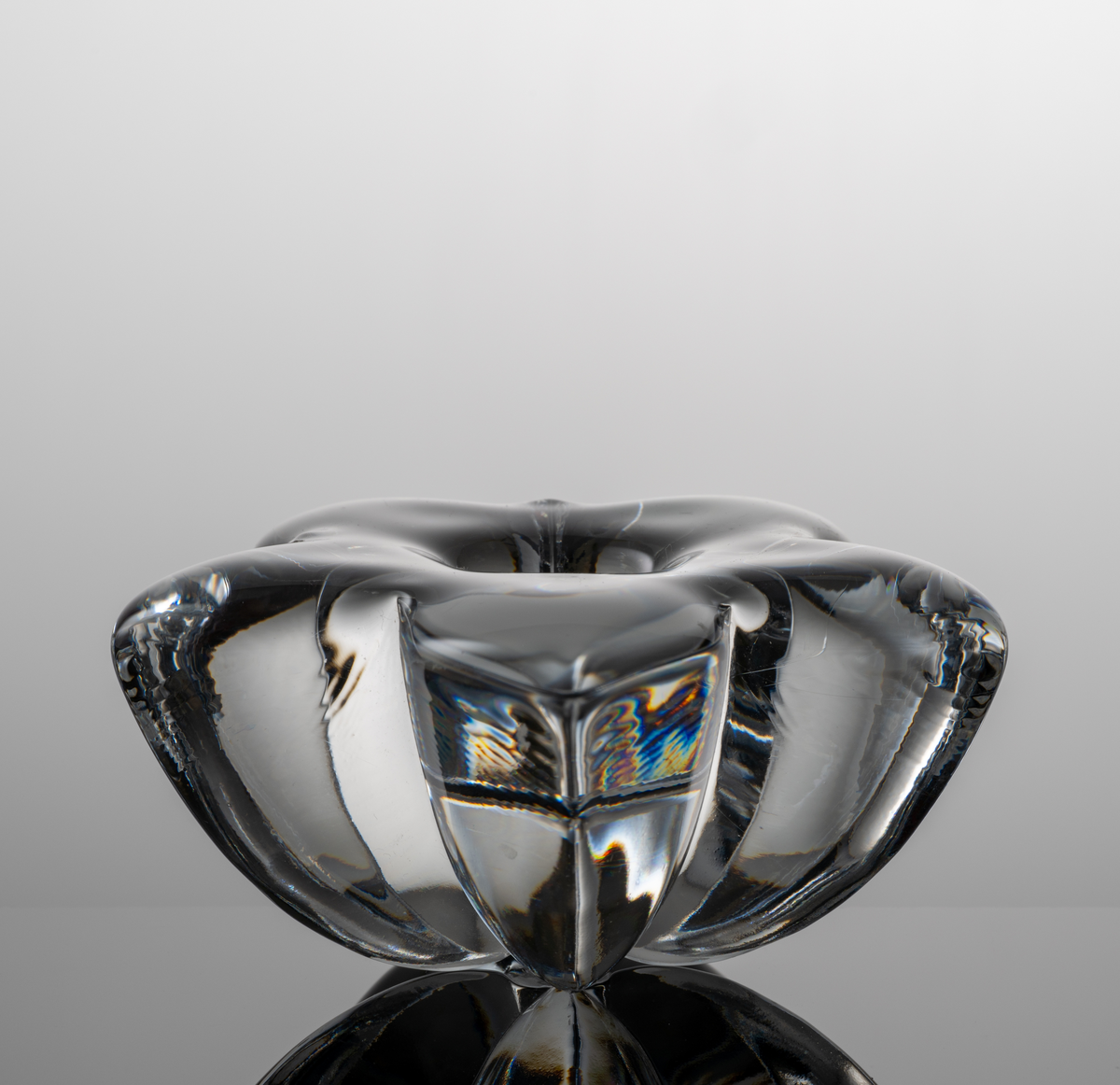 "Stella" Formgivare: Lars Hellsten. Ljusstake i tjockt klarglas med femuddig omvänt konande form.