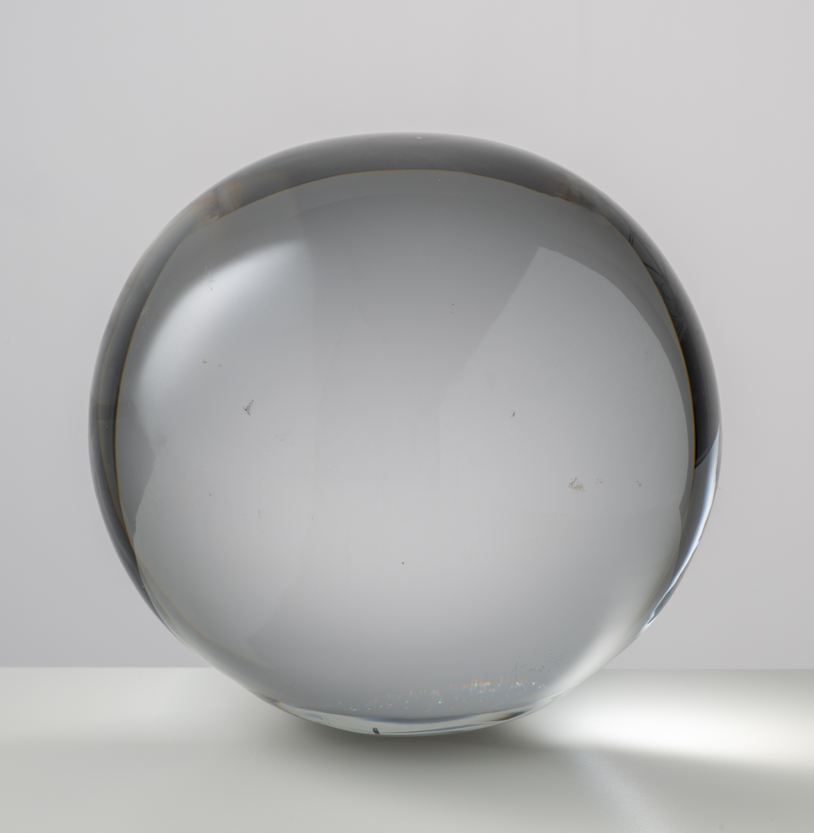 Formgivare: Lars Hellsten. Glaskula i massivt klarglas. En del till större skulptur ex. gjuten ”mussla”.