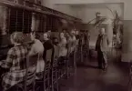Karlskrona Telefonstation omkr. år 1930. Fr.v. ltf Iris Ljungberg, eltf Edith Karlsson, ltf märta Olsson, ltf Mary Persson, Ltf Elin Andersson, ltf Astrid Gustafsson, ltf Ann-Britt Herzberg, lntf Gertrud Andersson, ltf Edith Andersson, lntf Ebba Zvavlander och tk Ferré.