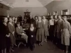 Kristianstad Telefonstation omkr. år 1930. Gruppbild. Lntf R. Hallberg, intf M. Brandt, lntf D. Kjellin, ltf M. Björklund, vf A. Ripa, vf A. Nilsson, tk H. Nilsson, rtf T. Svensson, rtf R. Thomasson, ltf S. Nilsson, eltf G. Svensson, ltf B. Olsson, ltf M. Sjöberg och lntf E. Lindsten.