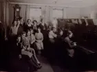 Lindesberg Telefonstation omkr. år 1930. Gruppbild. Tgb G. westholm, ltf B. Eriksson, ltf I. Hansén, rff A. Flodin, rtf E. Gustavsson, tk. W. Martin. Stttande: ltf M. Hansson, extgx Anna-Greta Nilsson, etlf, L. Pettersson, eltf S. Lindnark, rtf K. Lagervall, ertf E. Grungström, ltf K. Pettersson, ltf H. Henning, ltf E. Englund.