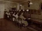 Lund Telefonstn. Riksavdelningen på Klostergatan. Sista söndagen på den gamla telefonstationen 6/9 1914. Ebba Floren.