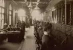 Malmö lokatTelefonstn år 1905. Stationen var belägen i 3:e våningen på Norra Vallgatan. I bakgrunden kr O. Eklund.