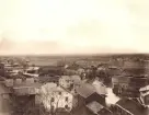 Norberg Telefonstn. Utsikt åt söder från kyrktornet år 1896. Från bildens högra nedre hörn mot västra kanten rinner Norbergsån. Tvåvåningshuset med de två skorstenarna ungefär mitt på bilden är nuvarande telestationen (till 1956 då stationen automatiserades och flyttades till Fagersta). Det ljusa huset i förgrunden är Stora Höjen, som härbärgerade telegrafstationen från 27 november 1870 till november 1892.